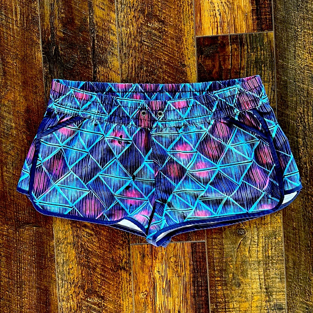 Hang-ten, medium colorful shorts